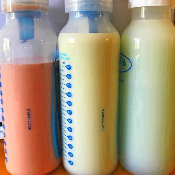 Kinh ngạc trước 3 bình sữa mẹ có 3 màu khác nhau đều được hút trong một lần, cùng 1 bên ngực - Ảnh 1.