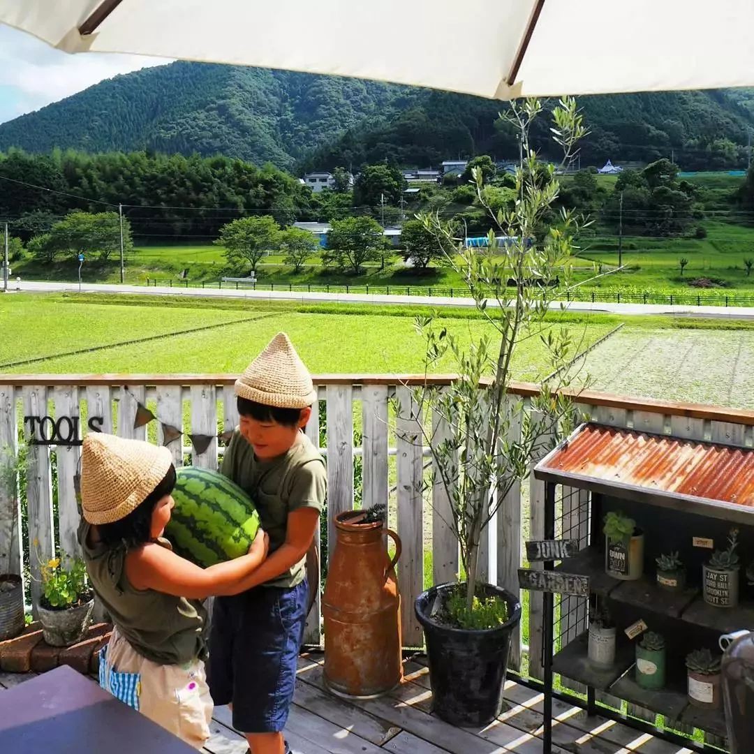 Gia đình Nhật Bản ở làng quê: Hãy cùng chúng tôi khám phá cuộc sống của gia đình Nhật Bản ở làng quê, nơi cung cấp cho bạn một cái nhìn đầy mới mẻ và thú vị về cuộc sống của người dân Nhật Bản. Với những hình ảnh đặc sắc và sinh động, bạn sẽ được trải nghiệm một cuộc hành trình đầy ý nghĩa và tuyệt vời.