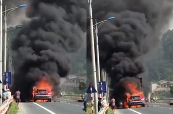 Lạng Sơn: Đang lưu thông xe container bất ngờ cháy dữ dội, cột khói bốc cao hàng chục mét - Ảnh 1.