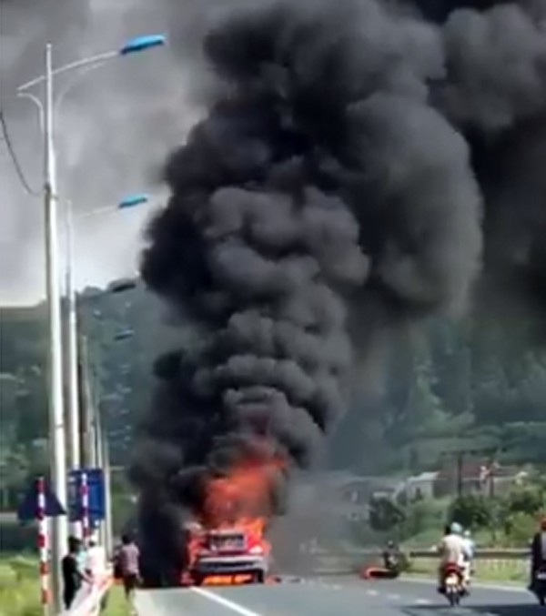 Lạng Sơn: Đang lưu thông xe container bất ngờ cháy dữ dội, cột khói bốc cao hàng chục mét - Ảnh 2.