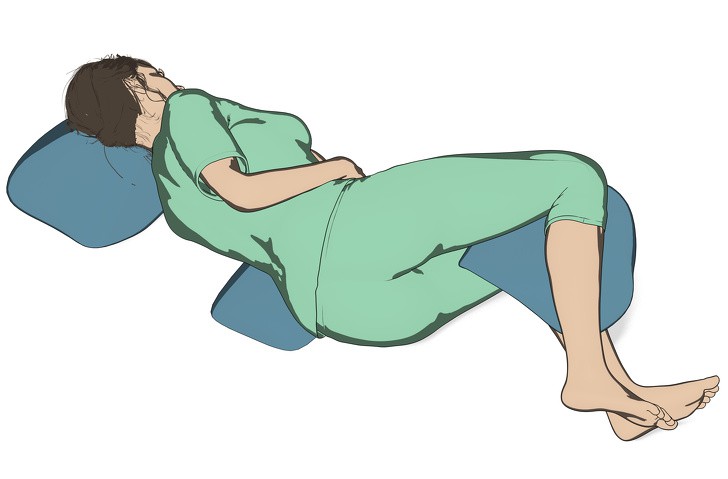 Nằm nghiêng khi ngủ rất dễ có nếp nhăn trên mặt, ngực chảy xệ, làm ngay một vài điều đơn giản này để khắc phục - Ảnh 4.