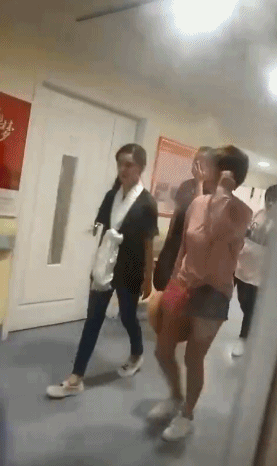 Làm từ thiện, Phạm Băng Băng đang cố gắng tẩy trắng sau loạt scandal trốn thuế, thua bạc và từ bỏ quốc tịch Trung Quốc? - Ảnh 2. Làm từ thiện, Phạm Băng Băng đang cố gắng tẩy trắng sau loạt scandal trốn thuế, thua bạc và từ bỏ quốc tịch Trung Quốc? - Ảnh 2.