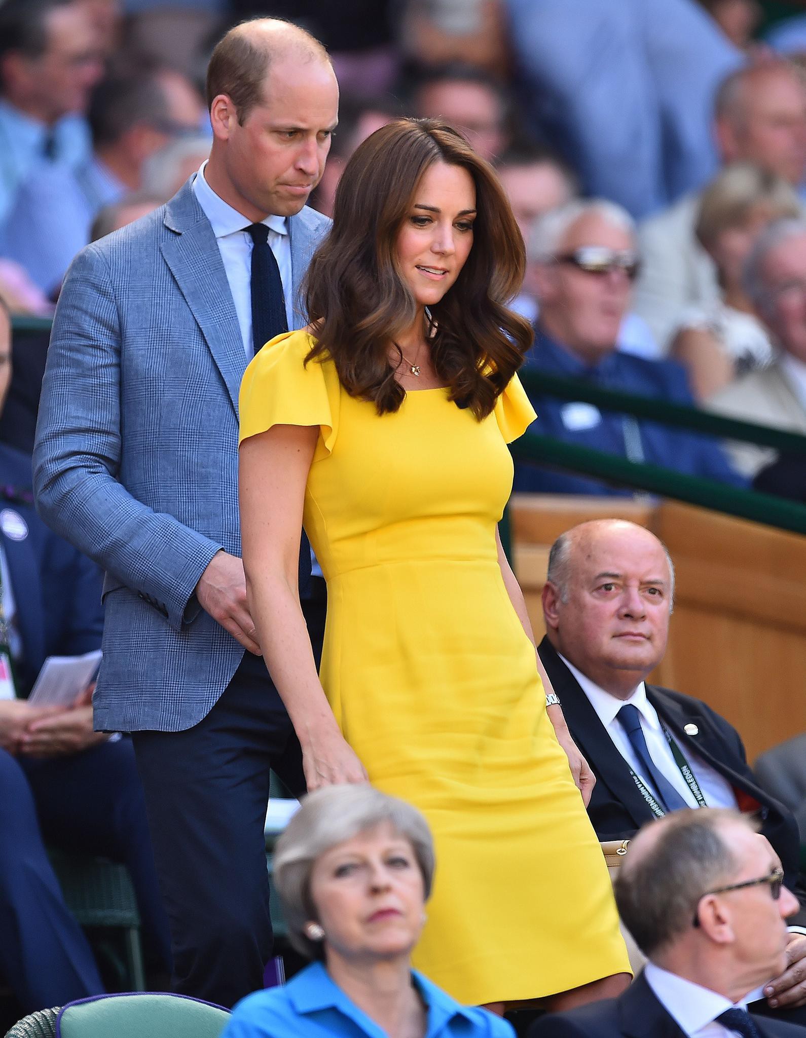 Mặc đẹp là thế, ai ngờ mẫu váy vàng rực rỡ này của Công nương Kate lại từng bị Hoàng tử William ví như 1 quả chuối - Ảnh 6.