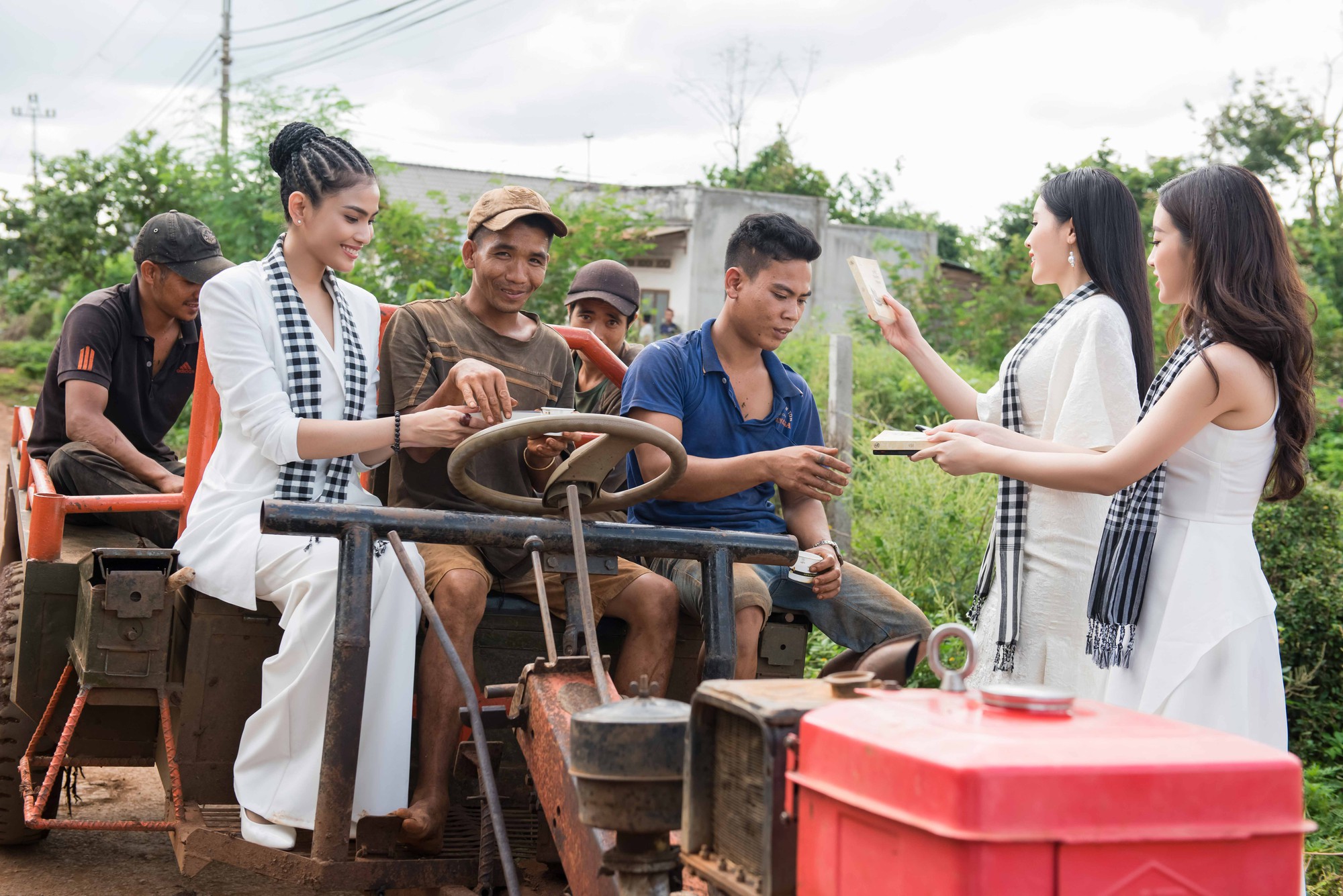 Kỳ Duyên, Mỹ Linh, Trương Thị May xúng xính áo trắng nổi bật giữa đường làng - Ảnh 5.