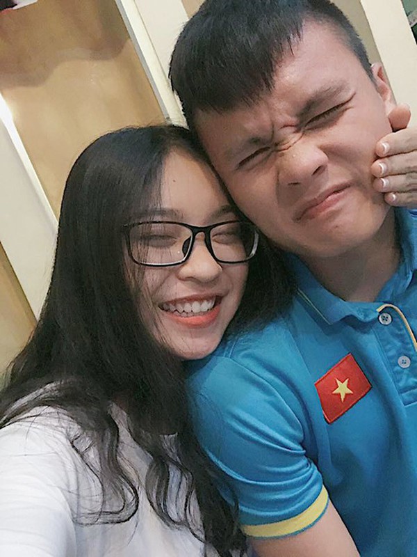 Nhan sắc xinh đẹp và tham vọng vào showbiz của bạn gái Quang Hải U23 - Ảnh 1. Nhan sắc xinh đẹp và tham vọng vào showbiz của bạn gái Quang Hải U23 - Ảnh 1.