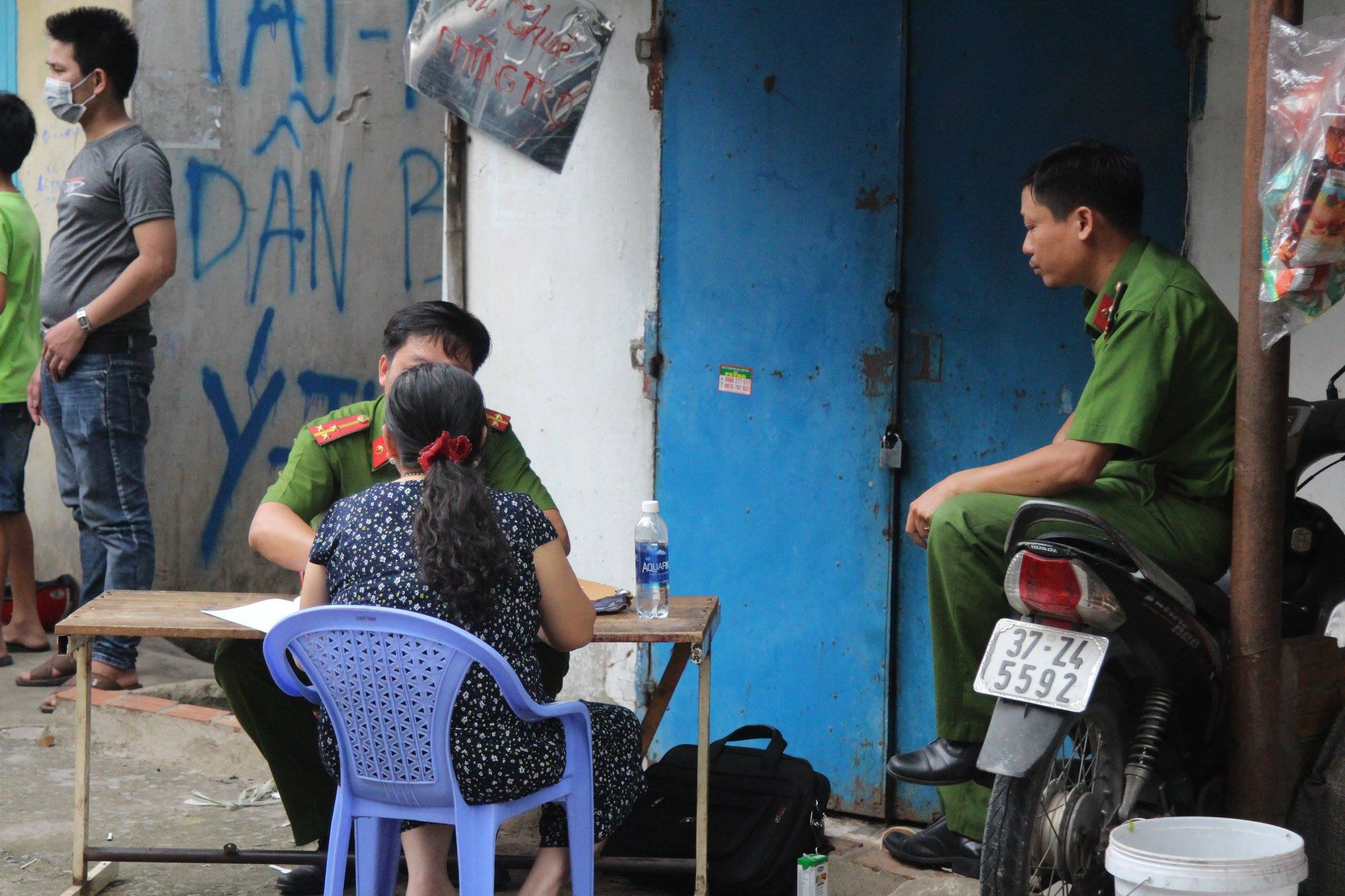 Nghi ngờ vợ có nhân tình, chồng bóp cổ vợ tới tử vong rồi tới công an đầu thú - Ảnh 1.