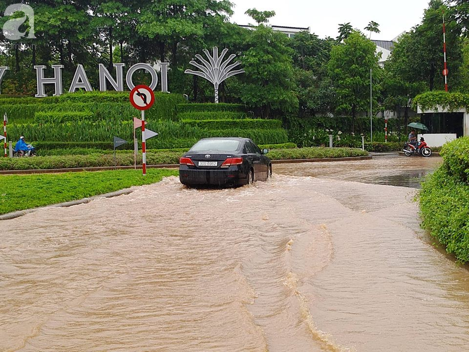 Hà Đông: Nhiều điểm ngập sau đêm mưa tầm tã, xe cộ phải dắt bộ vì hư hỏng - Ảnh 24.