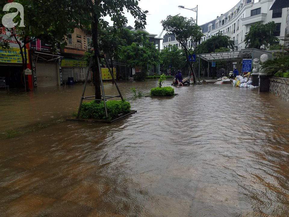 Hà Đông: Nhiều điểm ngập sau đêm mưa tầm tã, xe cộ phải dắt bộ vì hư hỏng - Ảnh 27.