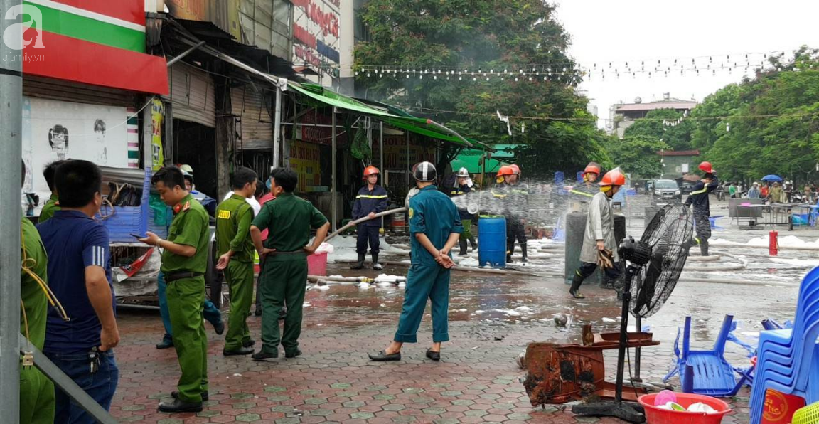 Hà Nội: Cháy cửa hàng ăn, một nạn nhân nữ đang mắc kẹt - Ảnh 1.