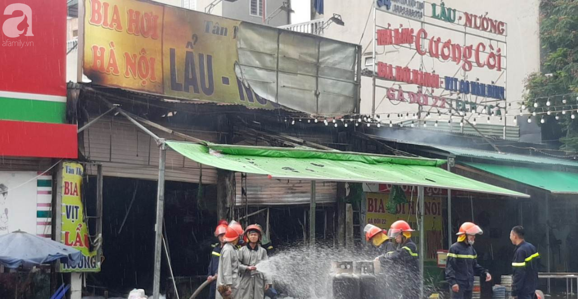Hà Nội: Cháy cửa hàng ăn, một nạn nhân nữ đang mắc kẹt - Ảnh 2.