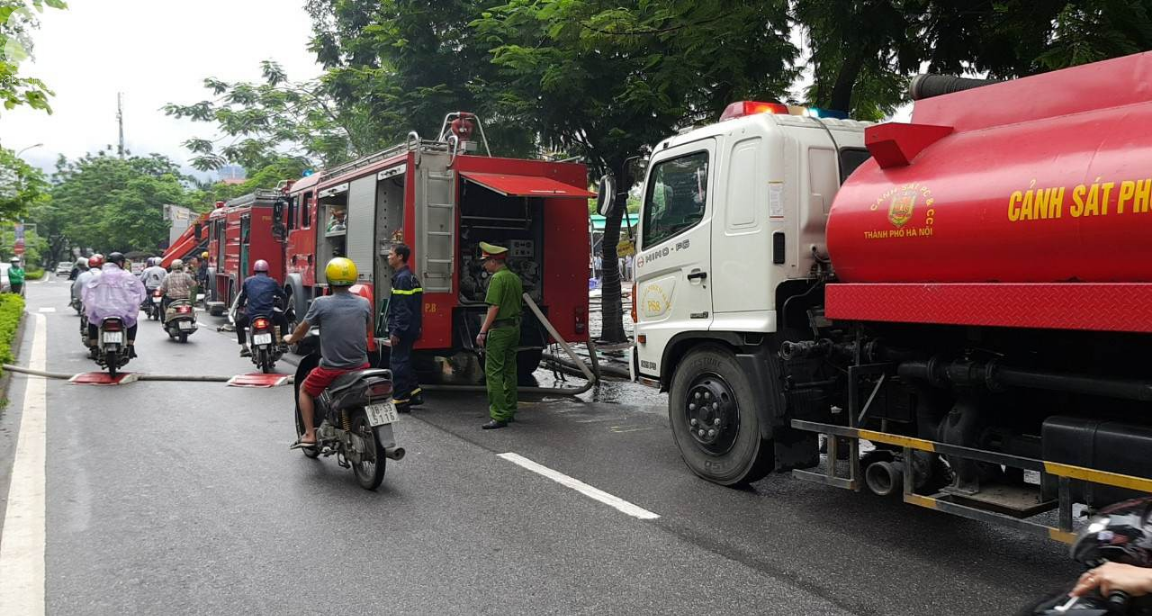 Hà Nội: Cháy cửa hàng ăn, một nạn nhân nữ đang mắc kẹt - Ảnh 3.