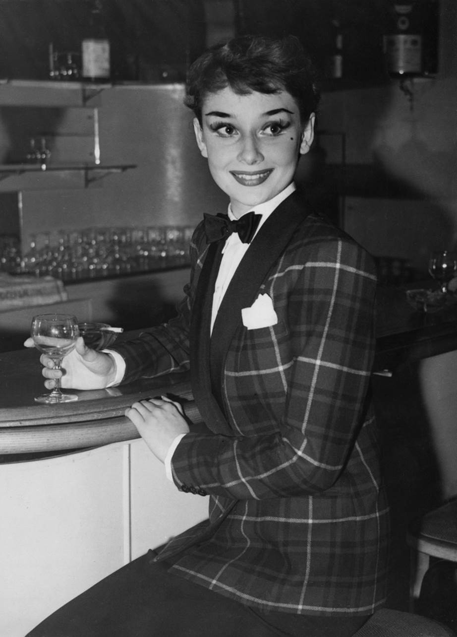 Chỉ có thể là biểu tượng thời trang Audrey Hepburn: Diện đồ tối giản, đậm chất “tomboy” mà vẫn đẹp đến nao lòng - Ảnh 8.