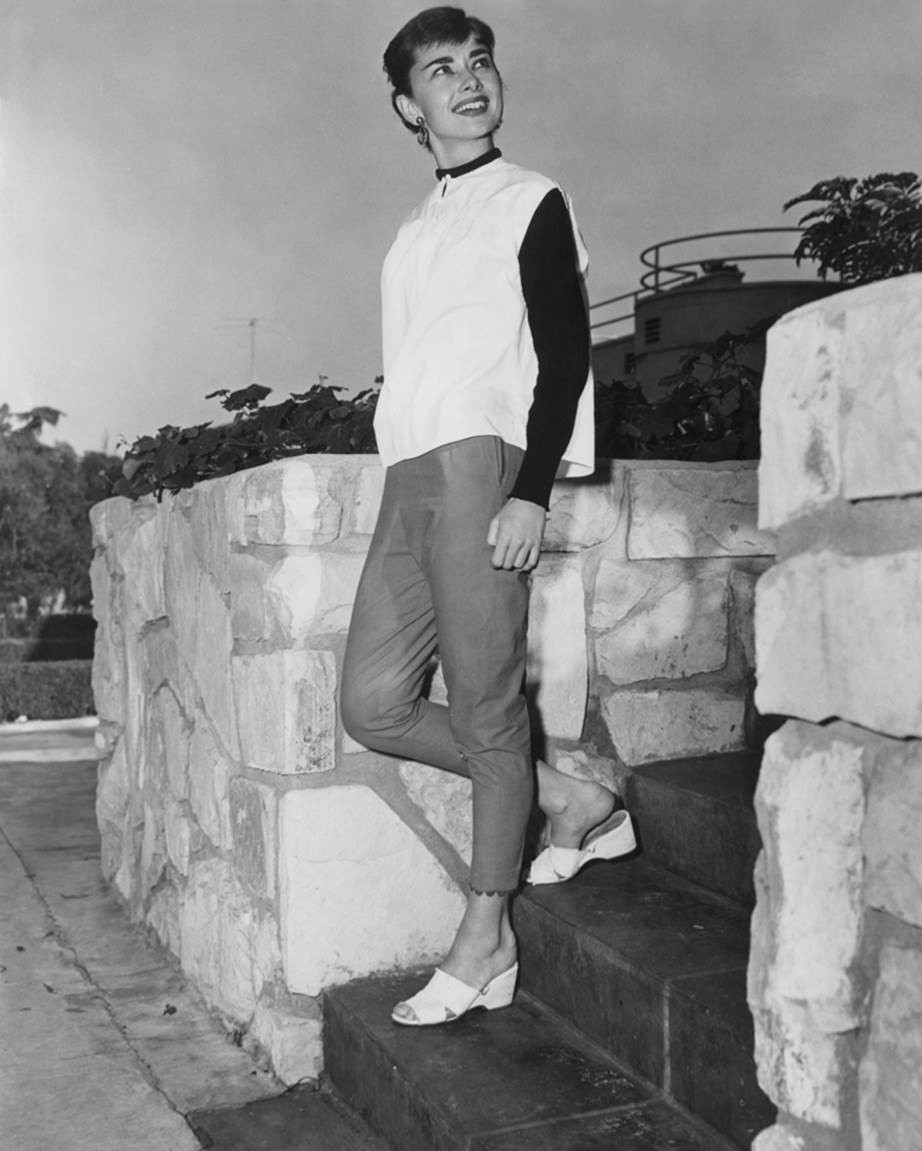 Chỉ có thể là biểu tượng thời trang Audrey Hepburn: Diện đồ tối giản, đậm chất “tomboy” mà vẫn đẹp đến nao lòng - Ảnh 10.