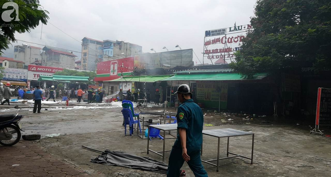 Hà Nội: Cháy cửa hàng ăn, một nạn nhân nữ đang mắc kẹt - Ảnh 5.