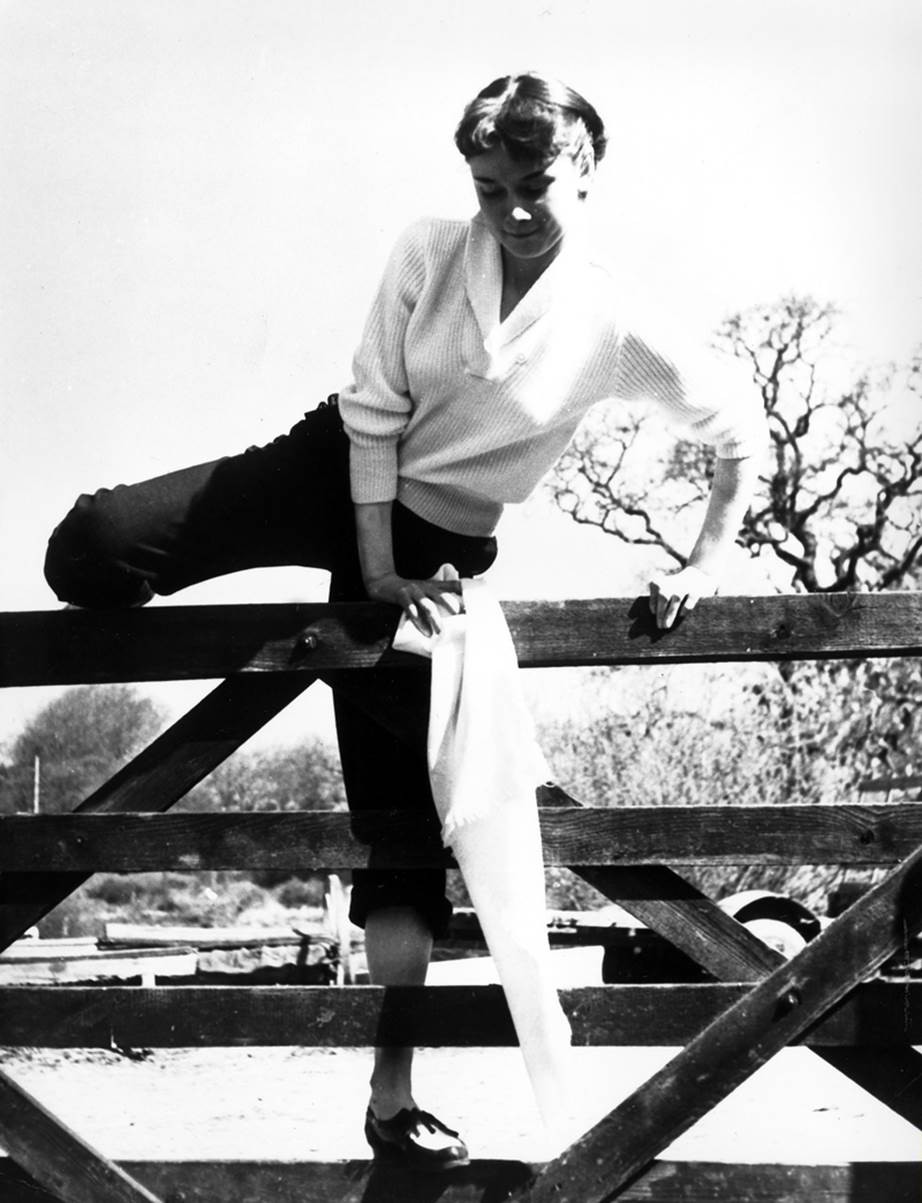 Chỉ có thể là biểu tượng thời trang Audrey Hepburn: Diện đồ tối giản, đậm chất “tomboy” mà vẫn đẹp đến nao lòng - Ảnh 12.