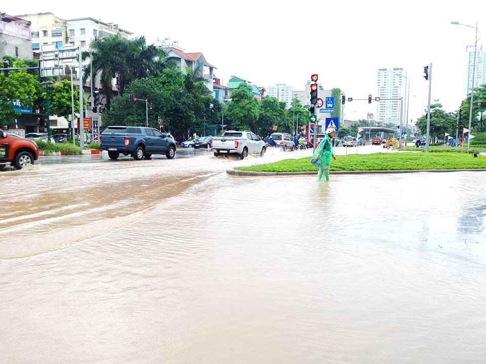 Hà Đông: Nhiều điểm ngập sau đêm mưa tầm tã, xe cộ phải dắt bộ vì hư hỏng - Ảnh 25.