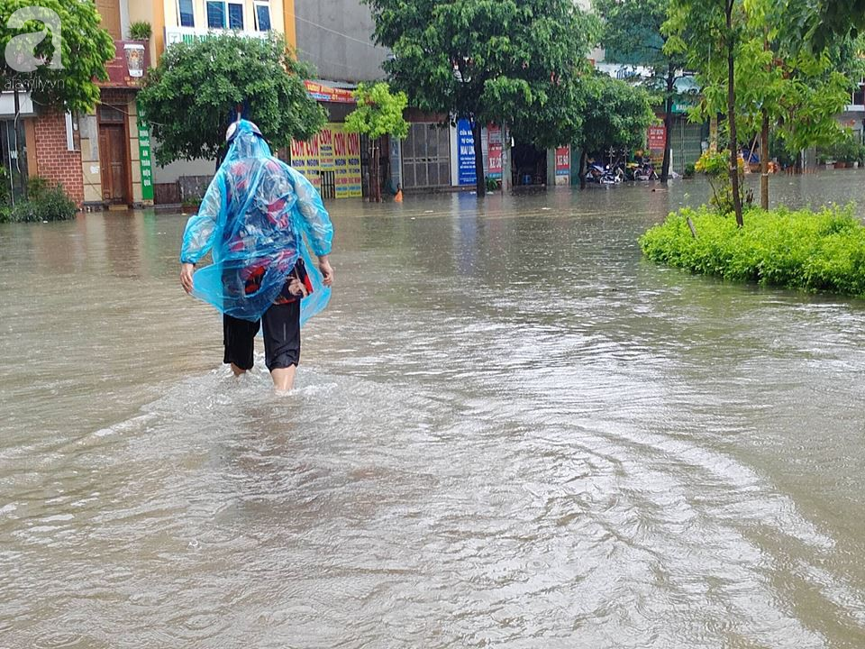 Hà Đông: Nhiều điểm ngập sau đêm mưa tầm tã, xe cộ phải dắt bộ vì hư hỏng - Ảnh 28.