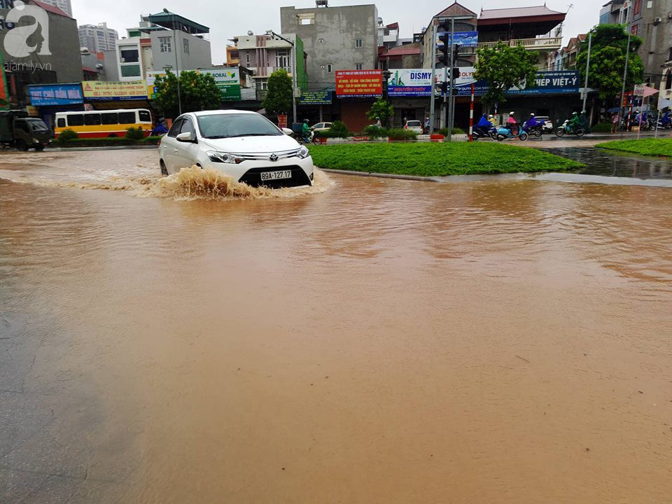 Hà Đông: Nhiều điểm ngập sau đêm mưa tầm tã, xe cộ phải dắt bộ vì hư hỏng - Ảnh 26.