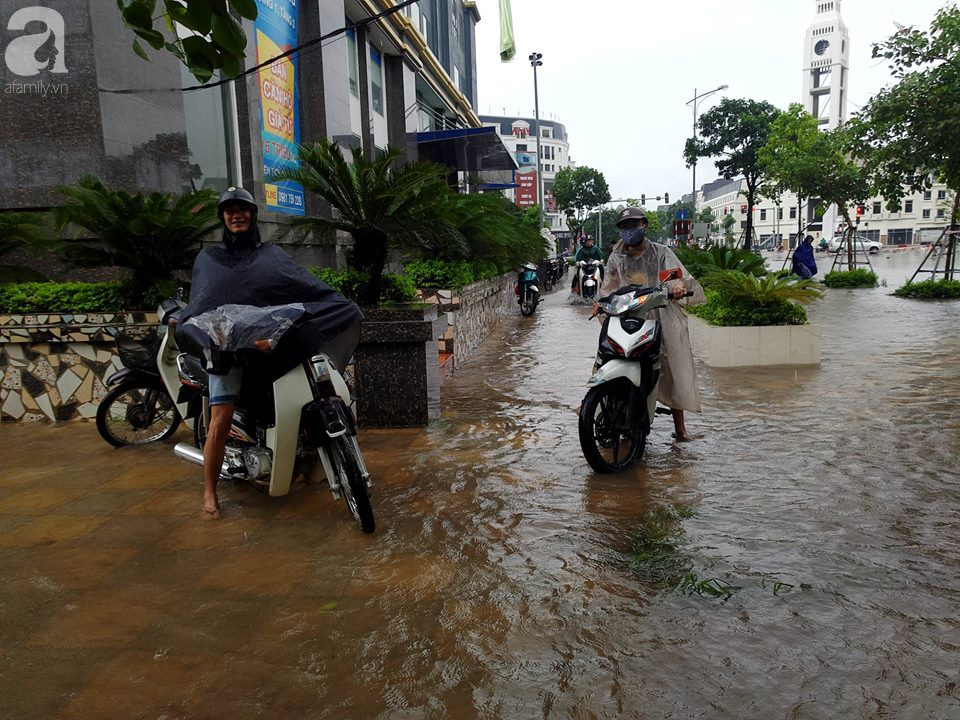Hà Đông: Nhiều điểm ngập sau đêm mưa tầm tã, xe cộ phải dắt bộ vì hư hỏng - Ảnh 29.