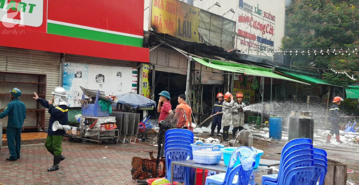 Hà Nội: Cháy cửa hàng ăn, một nạn nhân nữ đang mắc kẹt - Ảnh 7.