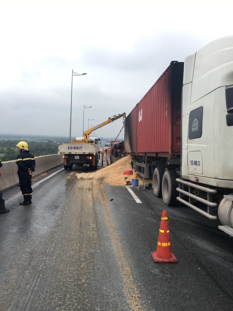 Lời kể kinh hoàng của tài xế khi thấy xe khách lao vào container khiến 2 người chết: Đầu ô tô nát bươm rồi bốc cháy ngùn ngụt - Ảnh 2.