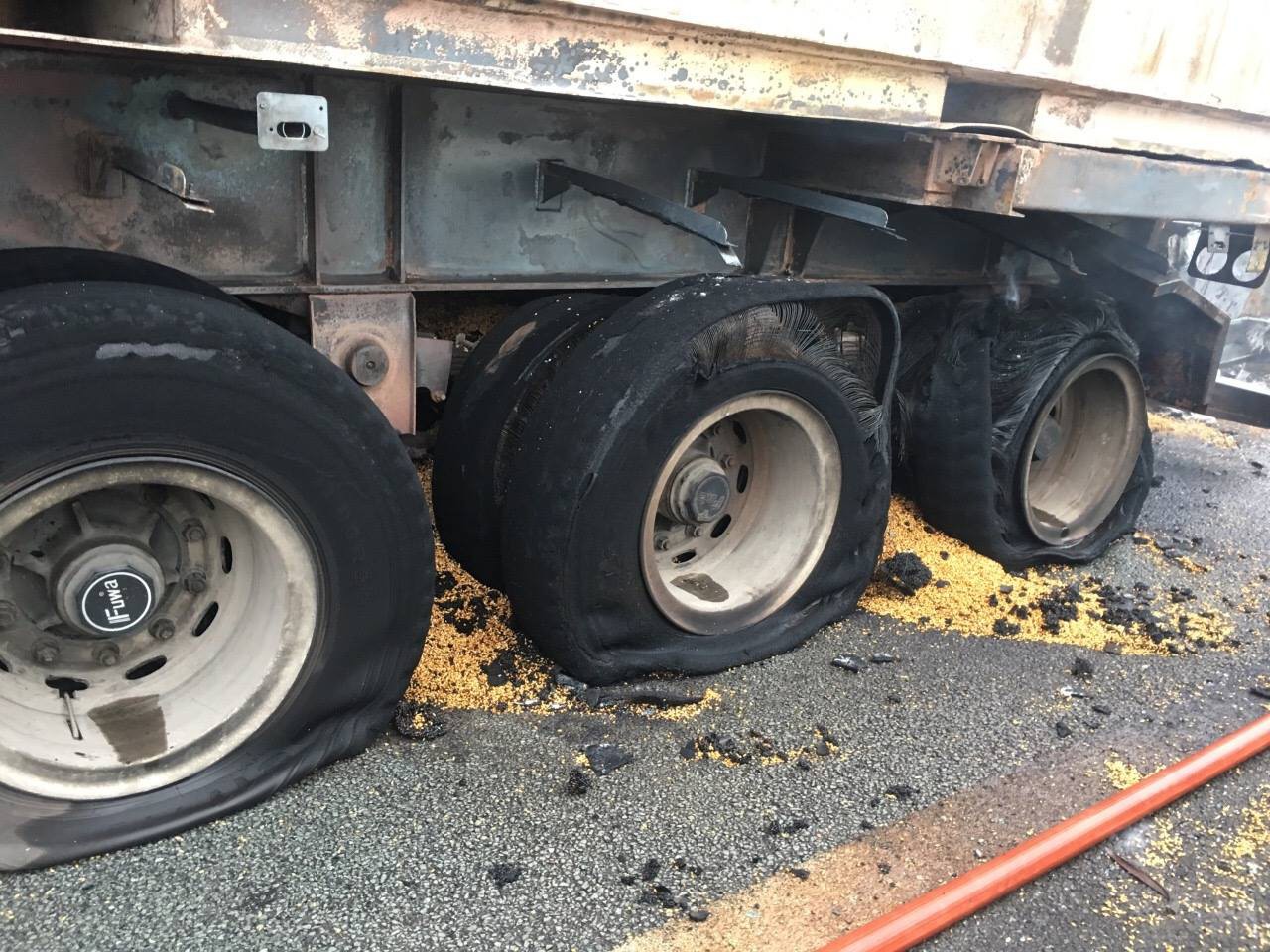 Xe khách tông thẳng container trên cao tốc rồi bốc cháy kinh hoàng, 2 người tử vong - Ảnh 3.