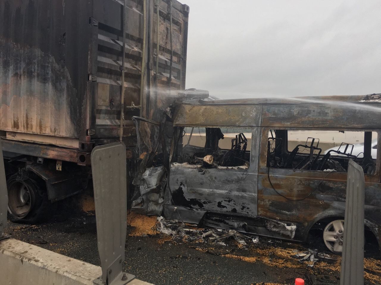 Xe khách tông thẳng container trên cao tốc rồi bốc cháy kinh hoàng, 2 người tử vong - Ảnh 4.