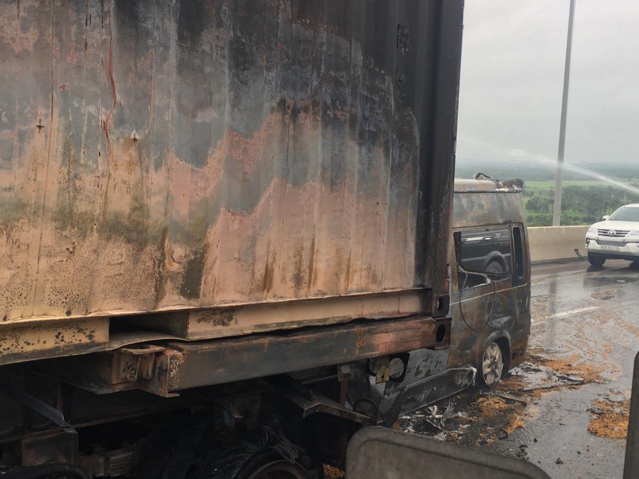 Lời kể kinh hoàng của tài xế khi thấy xe khách lao vào container khiến 2 người chết: Đầu ô tô nát bươm rồi bốc cháy ngùn ngụt - Ảnh 1.