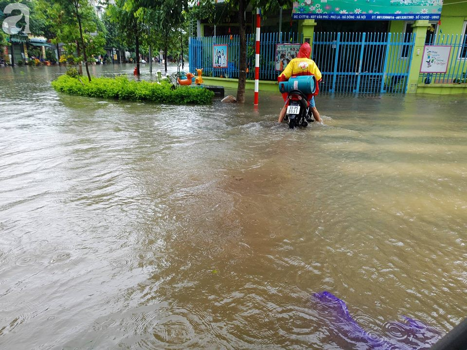 Hà Đông: Nhiều điểm ngập sau đêm mưa tầm tã, xe cộ phải dắt bộ vì hư hỏng - Ảnh 30.