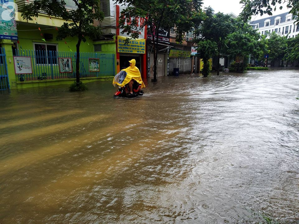 Hà Đông: Nhiều điểm ngập sau đêm mưa tầm tã, xe cộ phải dắt bộ vì hư hỏng - Ảnh 31.