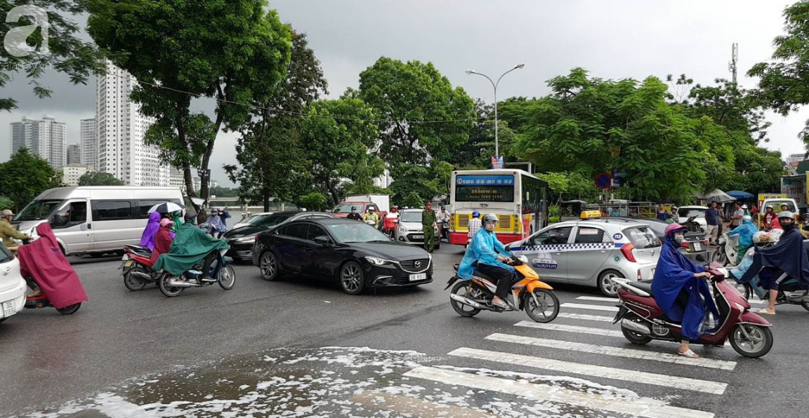 Hà Nội: Cháy cửa hàng ăn, một nạn nhân nữ đang mắc kẹt - Ảnh 12.