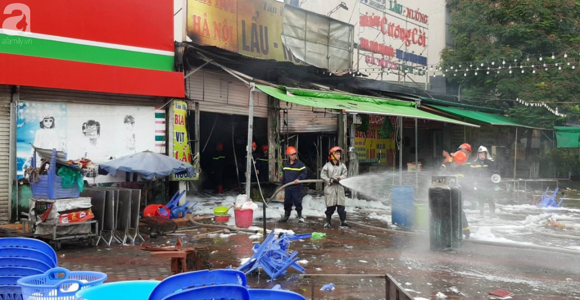 Hà Nội: Cháy cửa hàng ăn, một nạn nhân nữ đang mắc kẹt - Ảnh 10.