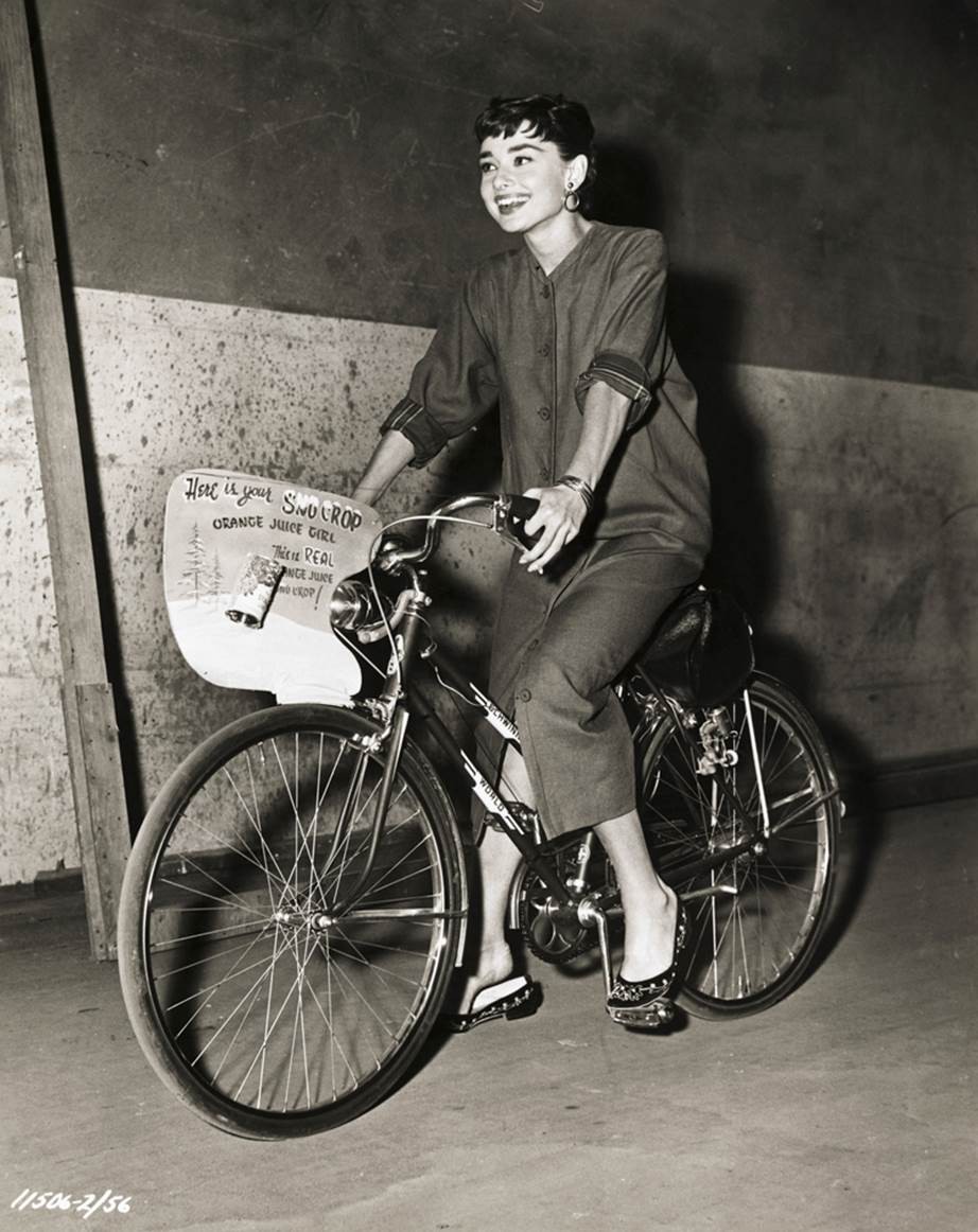 Chỉ có thể là biểu tượng thời trang Audrey Hepburn: Diện đồ tối giản, đậm chất “tomboy” mà vẫn đẹp đến nao lòng - Ảnh 6.