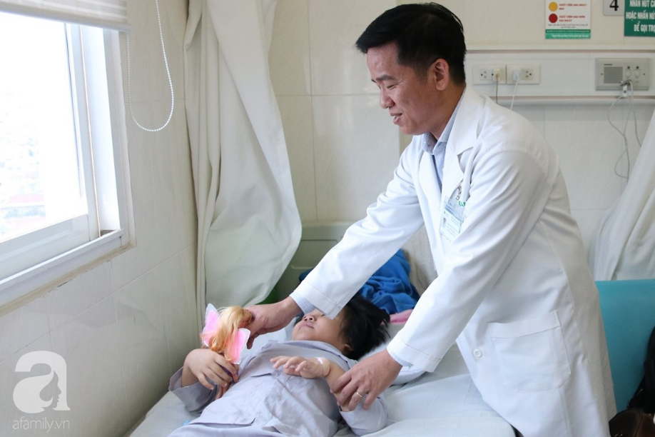 Bé gái Bình Phước bị bỏ rơi trước cổng chùa được trả lại đôi chân lành lặn sau 5 năm mang dị tật khớp háng - Ảnh 1. Bé gái Bình Phước bị bỏ rơi trước cổng chùa được trả lại đôi chân lành lặn sau 5 năm mang dị tật khớp háng - Ảnh 1.