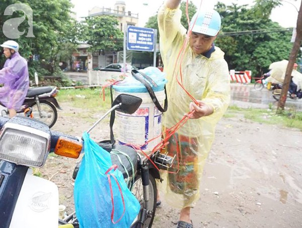 Hà Nội: Người dân hào hứng bắt cá sau đêm mưa cực lớn gây ngập nhiều nơi - Ảnh 5.