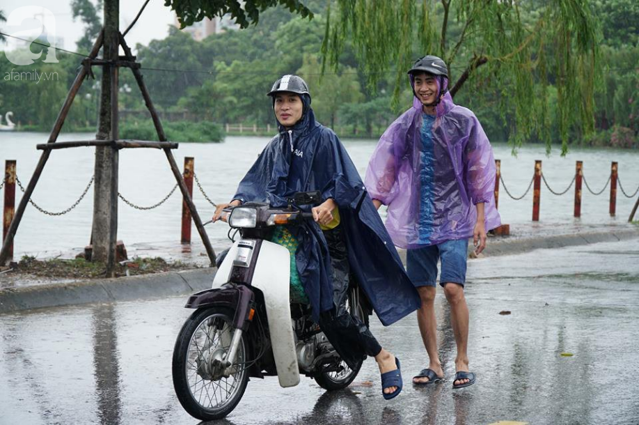 Hà Đông: Nhiều điểm ngập sau đêm mưa tầm tã, xe cộ phải dắt bộ vì hư hỏng - Ảnh 15.