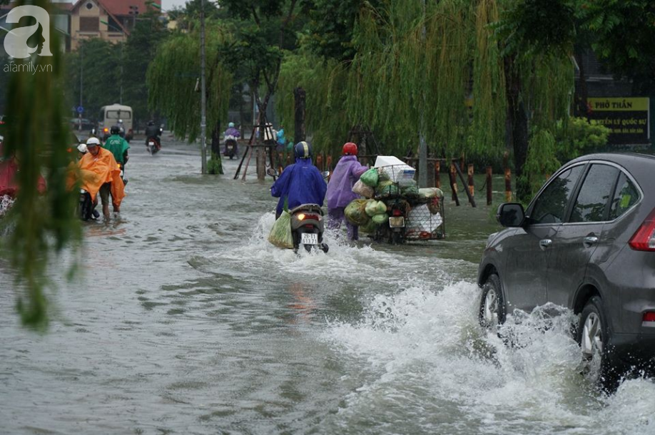 Hà Đông: Nhiều điểm ngập sau đêm mưa tầm tã, xe cộ phải dắt bộ vì hư hỏng - Ảnh 16.