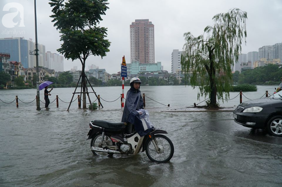 Hà Đông: Nhiều điểm ngập sau đêm mưa tầm tã, xe cộ phải dắt bộ vì hư hỏng - Ảnh 17.