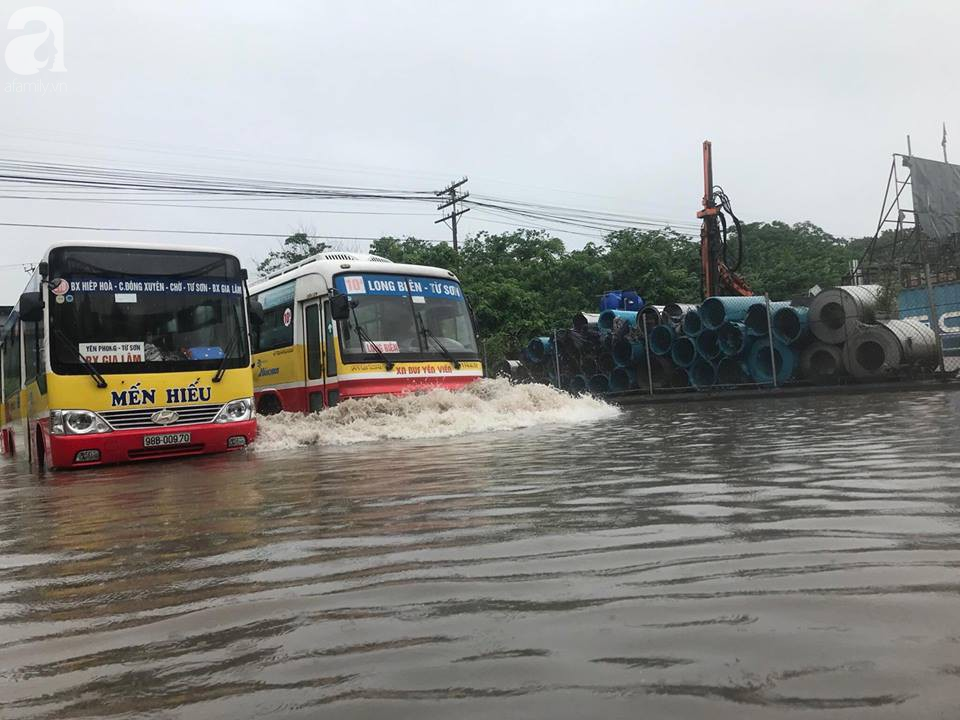 Hà Đông: Nhiều điểm ngập sau đêm mưa tầm tã, xe cộ phải dắt bộ vì hư hỏng - Ảnh 20.
