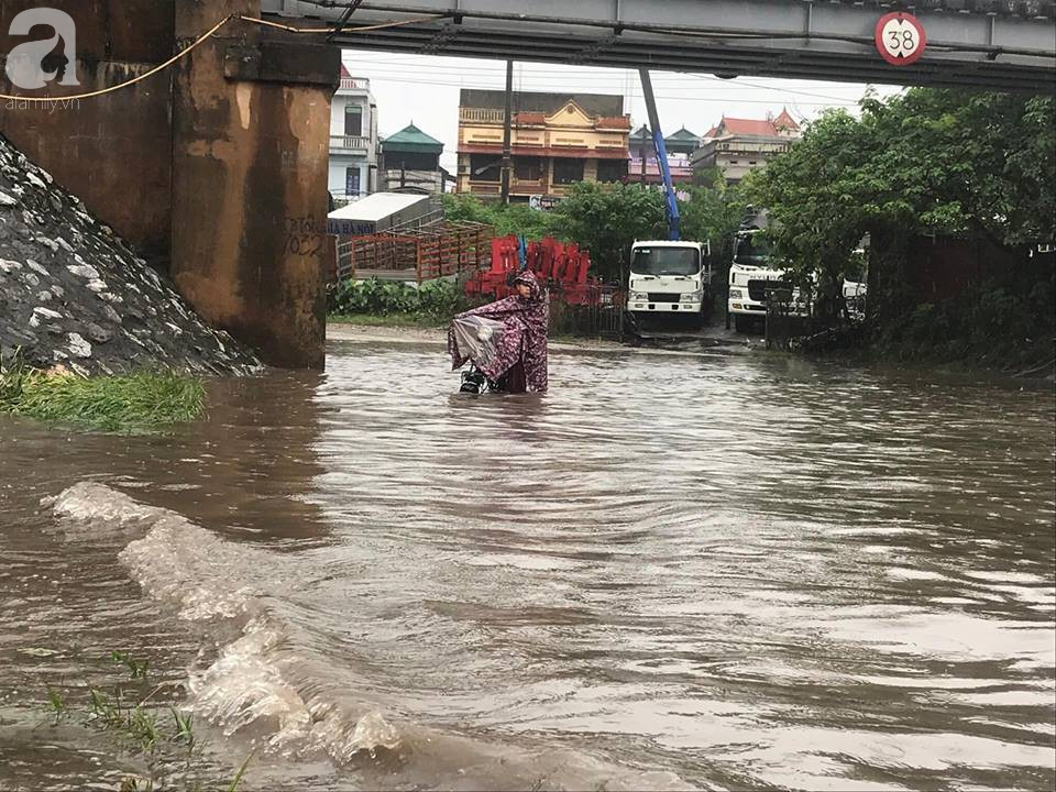 Hà Đông: Nhiều điểm ngập sau đêm mưa tầm tã, xe cộ phải dắt bộ vì hư hỏng - Ảnh 21.