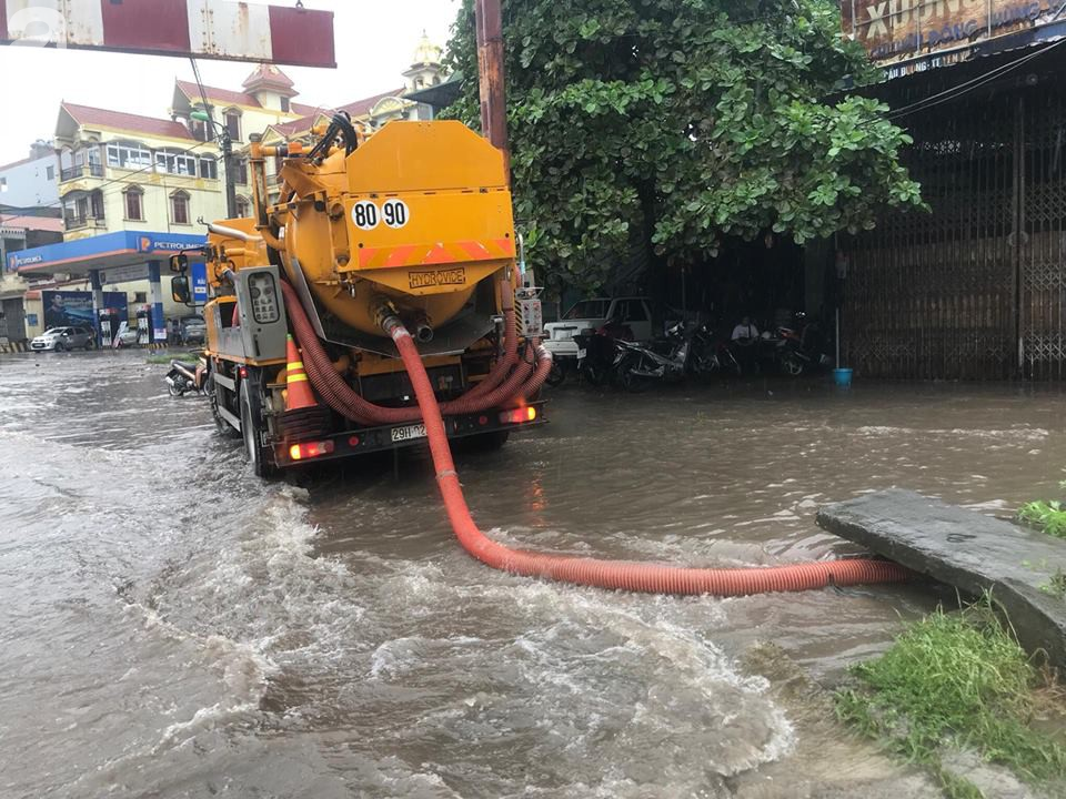 Hà Đông: Nhiều điểm ngập sau đêm mưa tầm tã, xe cộ phải dắt bộ vì hư hỏng - Ảnh 23.