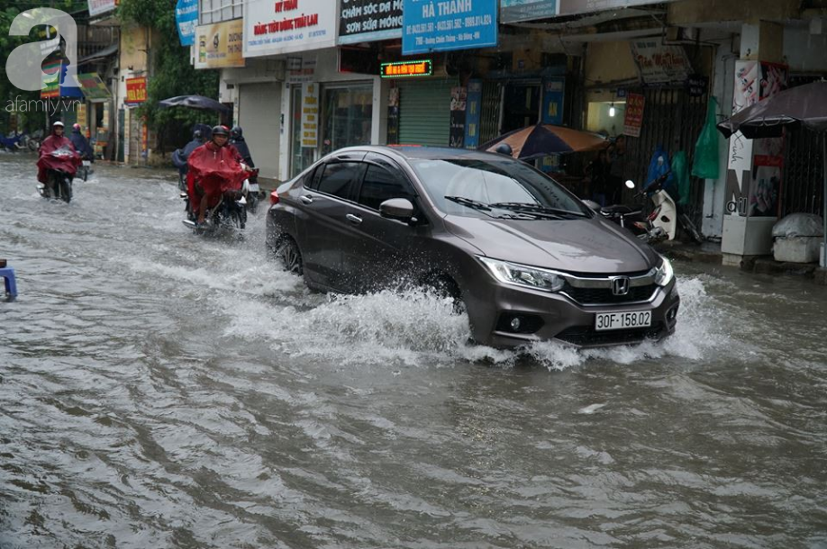 Hà Đông: Nhiều điểm ngập sau đêm mưa tầm tã, xe cộ phải dắt bộ vì hư hỏng - Ảnh 18.