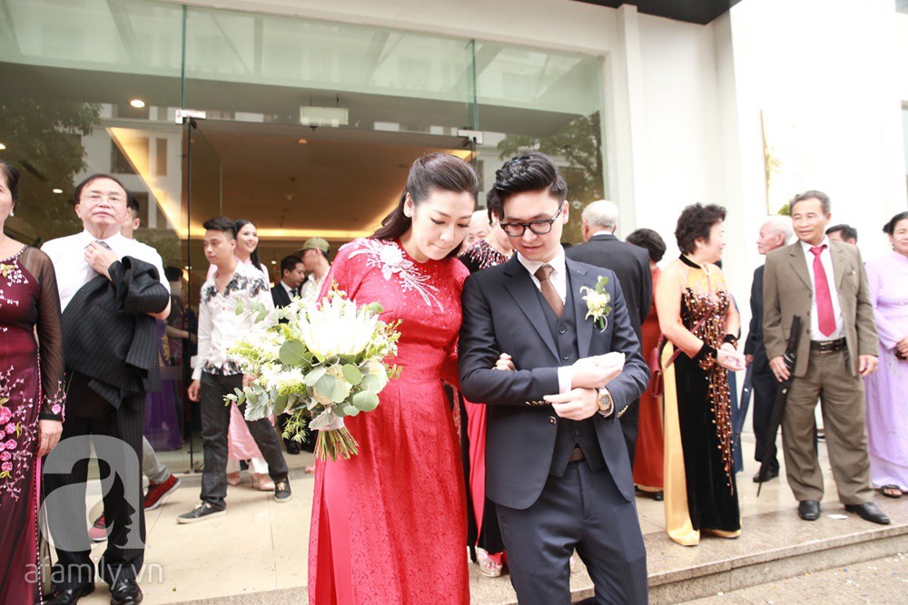 Những góc máy để lộ bụng to lùm lùm trong ngày cưới của Á hậu Tú Anh lộ - Ảnh 7.