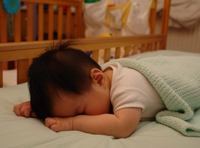 Hàn Quốc: Không chịu ngủ trưa, bé 11 tháng tuổi bị giáo viên mầm non phủ chăn, ngồi lên khiến ngạt thở đến chết - Ảnh 1.