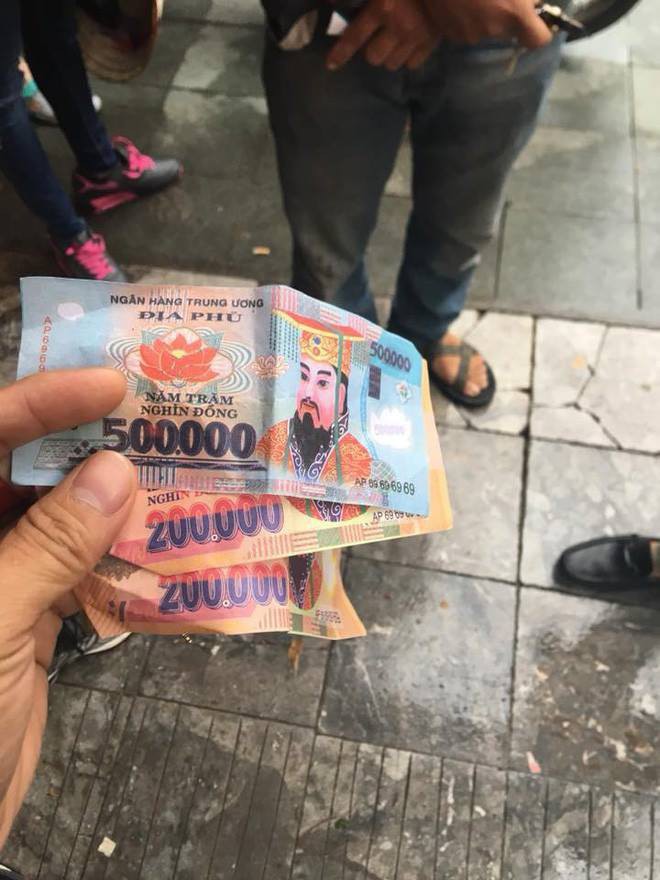 Đã tìm ra đối tượng trả 900.000 đồng tiền âm phủ cho 2 du khách nước ngoài - Ảnh 2.