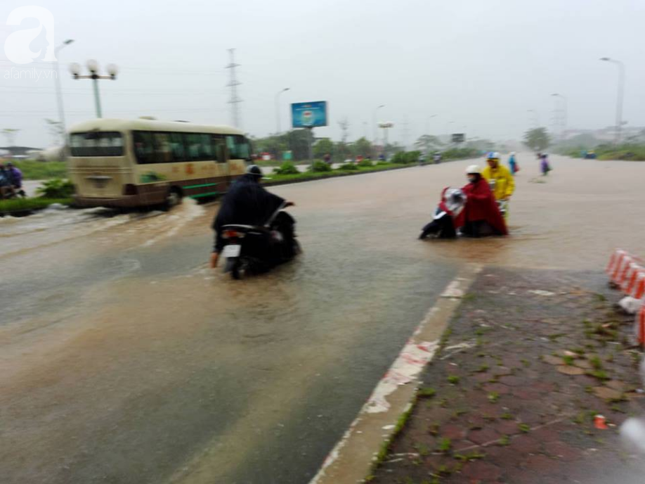 Hà Đông: Nhiều điểm ngập sau đêm mưa tầm tã, xe cộ phải dắt bộ vì hư hỏng - Ảnh 1.