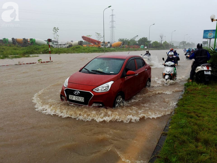 Hà Đông: Nhiều điểm ngập sau đêm mưa tầm tã, xe cộ phải dắt bộ vì hư hỏng - Ảnh 2.