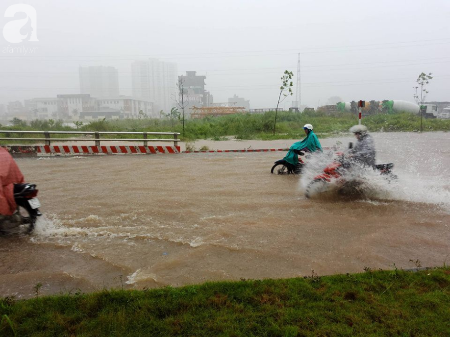 Hà Đông: Nhiều điểm ngập sau đêm mưa tầm tã, xe cộ phải dắt bộ vì hư hỏng - Ảnh 3.