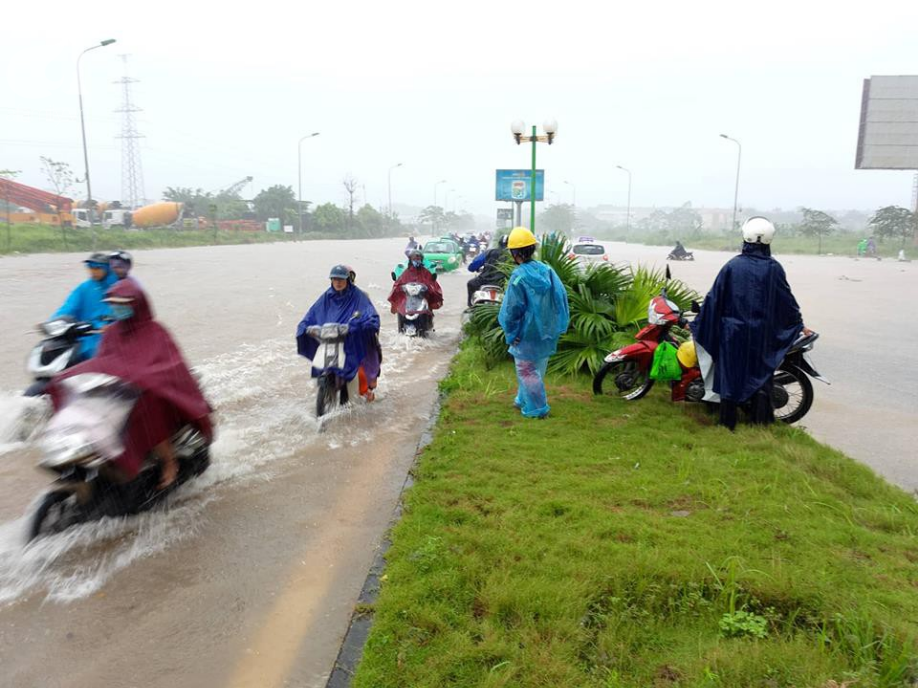 Hà Đông: Nhiều điểm ngập sau đêm mưa tầm tã, xe cộ phải dắt bộ vì hư hỏng - Ảnh 4.