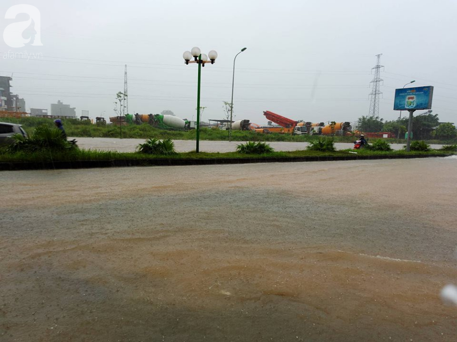 Hà Đông: Nhiều điểm ngập sau đêm mưa tầm tã, xe cộ phải dắt bộ vì hư hỏng - Ảnh 5.